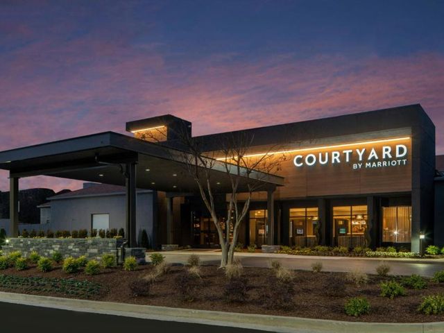Courtyard by Marriott Memphis Airport — 3.4 km away from Graceland