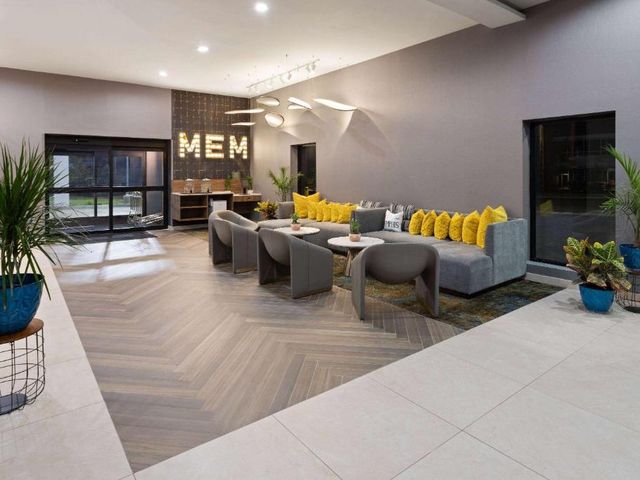 La Quinta Inn & Suites by Wyndham Memphis I-240 — 5.4 km away from University of Memphis