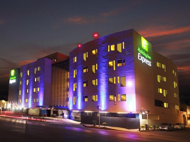 Holiday Inn Express Mexico Aeropuerto by IHG — 1.1 km away from Autodromo Hermanos Rodriguez