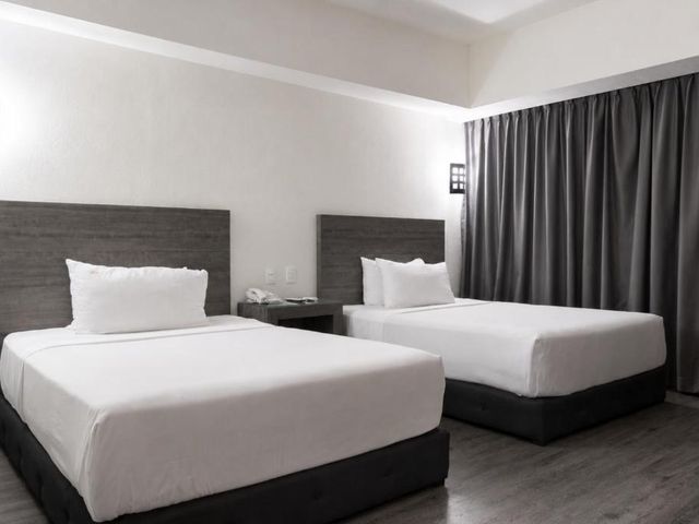 We Hotel Aeropuerto — 600 m from the airport