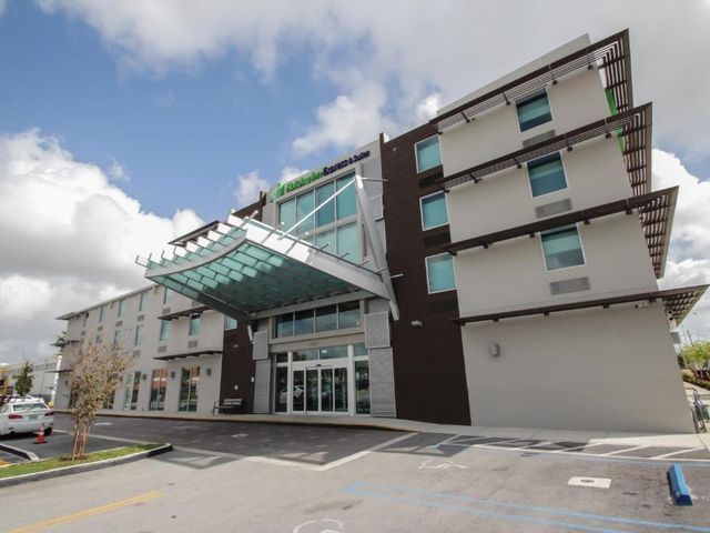 Holiday Inn Express & Suites Miami Airport East by IHG — 1.4 km from the airport