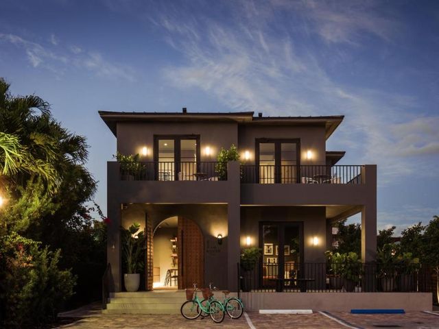 The Rover Miami — 1.5 km away from LoanDepot Park