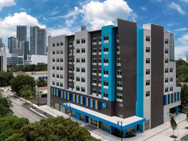 Tru By Hilton Miami West Brickell — 2.7 km away from LoanDepot Park