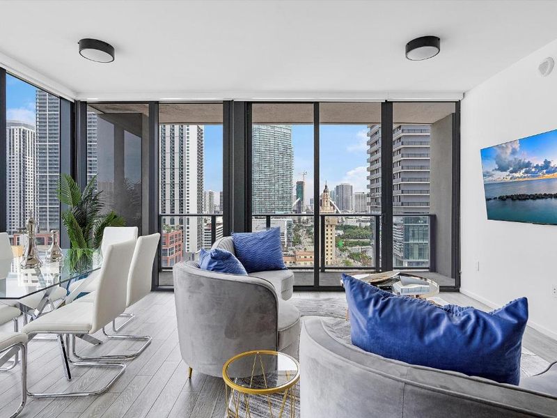 X Lounge-Contemporary Corner Residence, Miami
