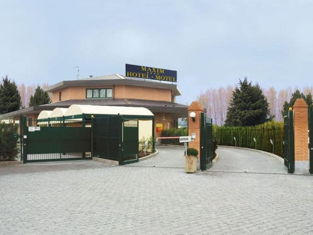 Hotel Maxim — 1.8 km from the airport