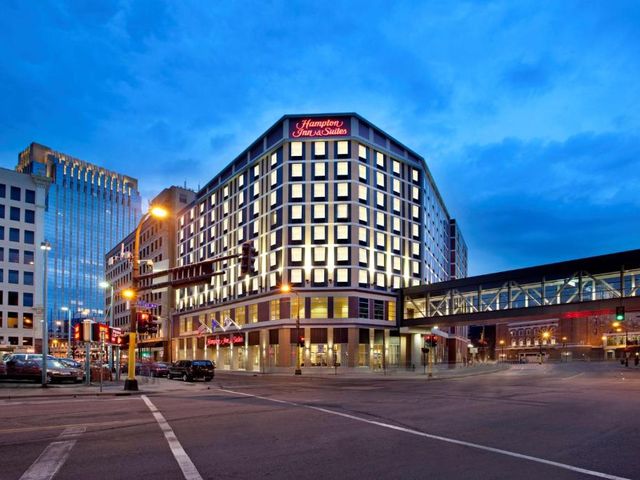 Hampton Inn & Suites - Minneapolis/Downtown — 600 m away from Target Field