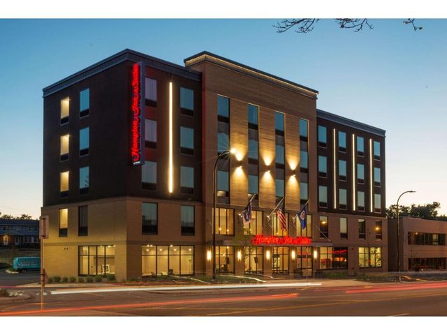 Hampton Inn and Suites Minneapolis University Area, MN — 1.2 km away from M Health Fairview