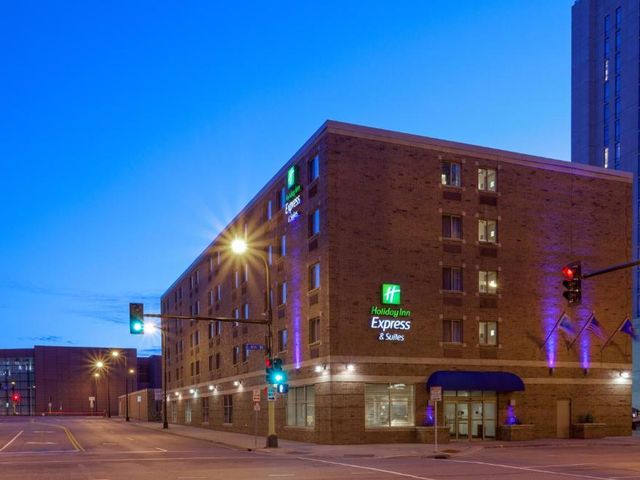 Holiday Inn Express Hotel & Suites Minneapolis-Downtown Convention Center by IHG — 1.4 km away from Walker Art Center