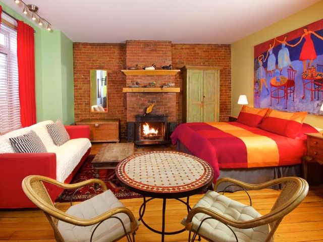 Auberge Les Bons Matins — 3.3 km away from McGill University Health Centre
