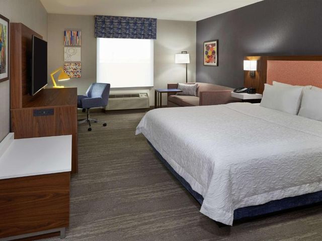 Hampton Inn & Suites Montreal-Dorval — 3.9 km from the airport