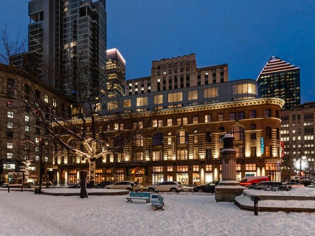 Hôtel Birks Montréal — 900 m away from Bell Centre