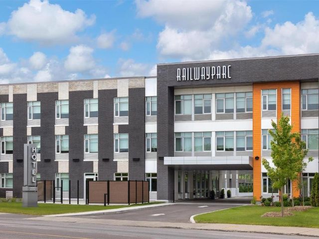 Hotel Railwayparc Montreal, Tapestry Collection By Hilton — 2.4 km away from McGill University Health Centre