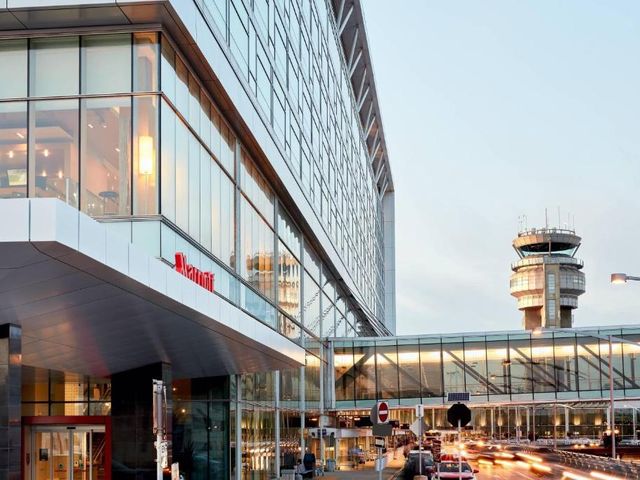 Marriott Montreal Airport In-Terminal Hotel — 300 m from the airport