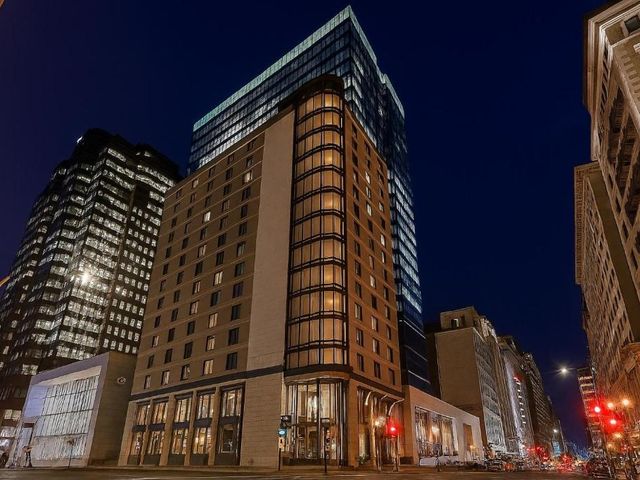 Metcalfe Hotel Montréal by Gray Collection — 3.8 km away from McGill University Health Centre