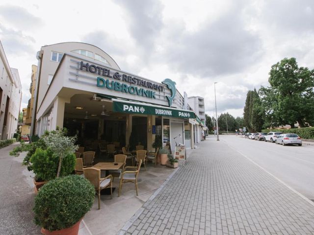 Hotel Dubrovnik Međugorje — 6.9 km away from Kravice Waterfalls Mostar