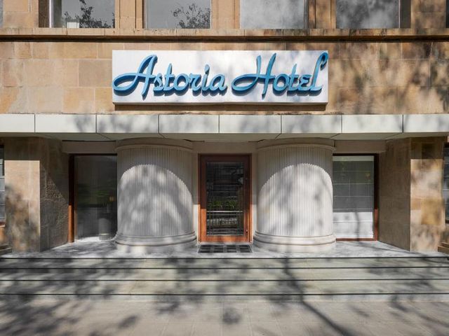Astoria Hotel — 800 m away from Wankhede Stadium