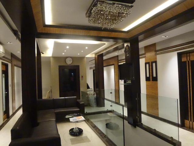 Hotel Causeway, Colaba — 300 m away from Gateway of India
