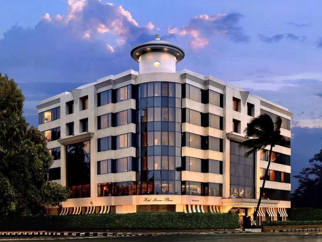 Hotel Marine Plaza — 800 m away from Wankhede Stadium