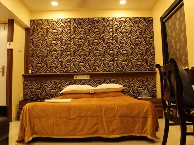 Hotel Metro Palace Bandra — 800 m away from Lilavati Hospital
