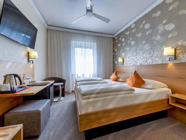 Hotel Brack — 600 m away from Oktoberfest Grounds