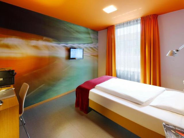 Hotel Königstein — 2.6 km away from Olympiastadion Munich