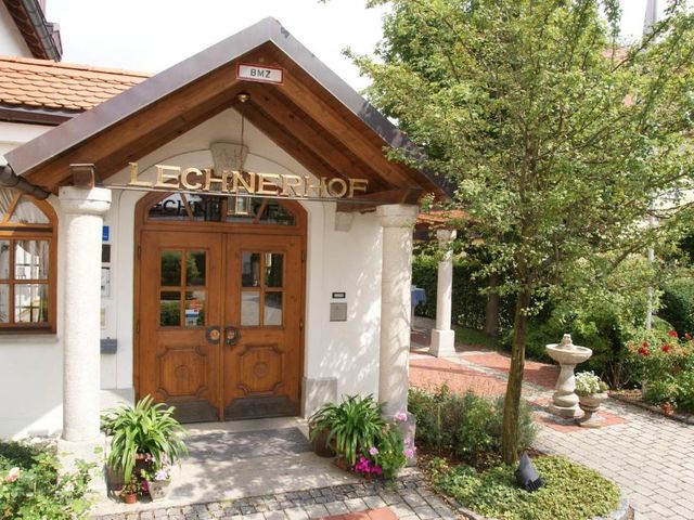 Hotel Lechnerhof Unterföhring — 3 km away from Allianz Arena