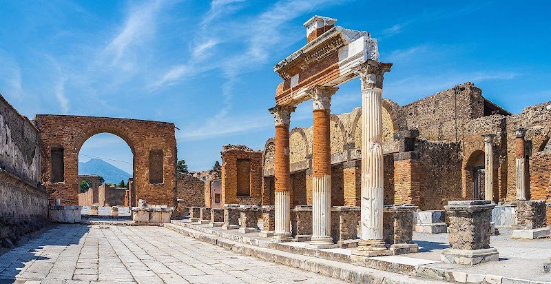 Constantinopoli 104 — Piazza Bellini — Historic Centre