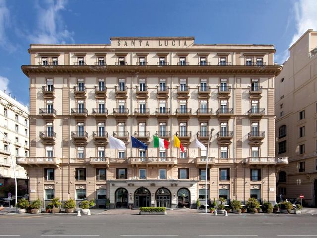 Grand Hotel Santa Lucia — 200 m away from Castel dell'Ovo