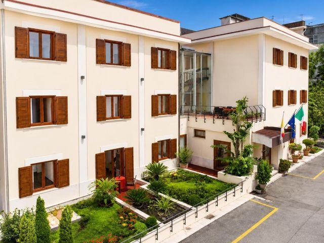 Hotel Diana — 500 m away from Pompeii