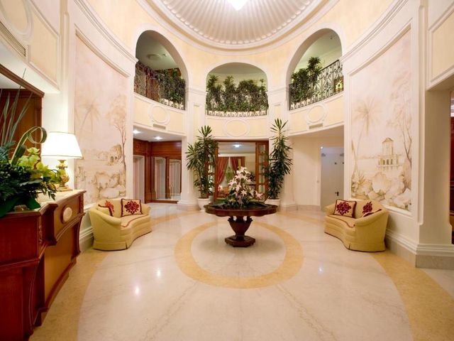 Palazzo Alabardieri — 800 m away from Castel dell'Ovo