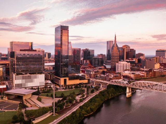 Four Seasons Hotel Nashville — 700 m away from CMA Fest