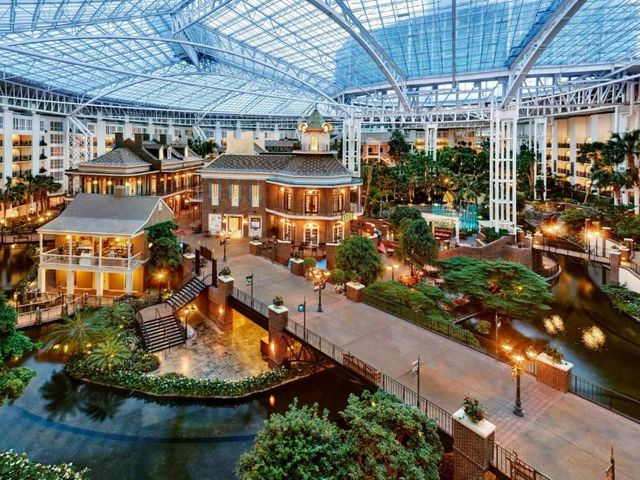 Gaylord Opryland Resort & Convention Center — 800 m away from Music City Center