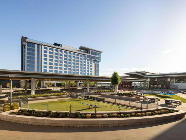 Hilton BNA Nashville Airport Terminal — 50 m from the airport