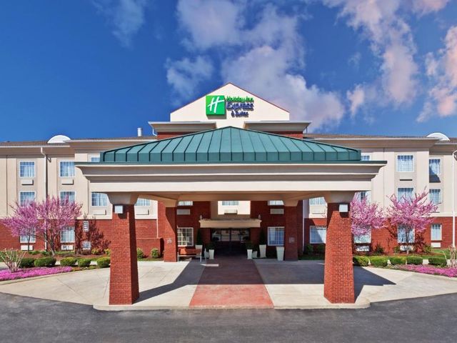Holiday Inn Express Hotel & Suites Manchester Conference Center by IHG — 1.9 km away from Bonnaroo Music and Arts Festival