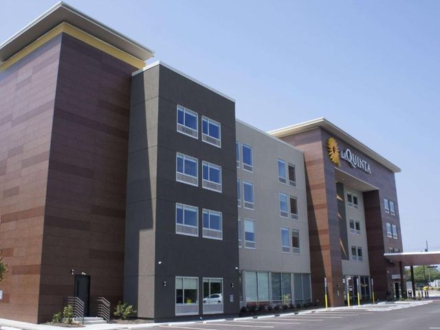 La Quinta Inn & Suites by Wyndham Manchester - Arnold AFB — 1.9 km away from Bonnaroo Music and Arts Festival