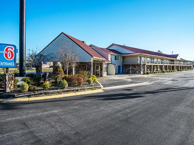 Motel 6 Manchester TN — 2.2 km away from Bonnaroo Music and Arts Festival
