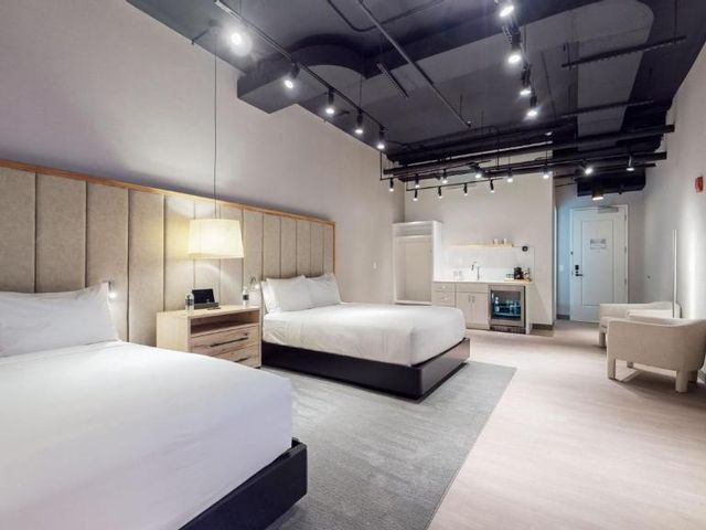 Studio 154 Hotel — 500 m away from CMA Fest