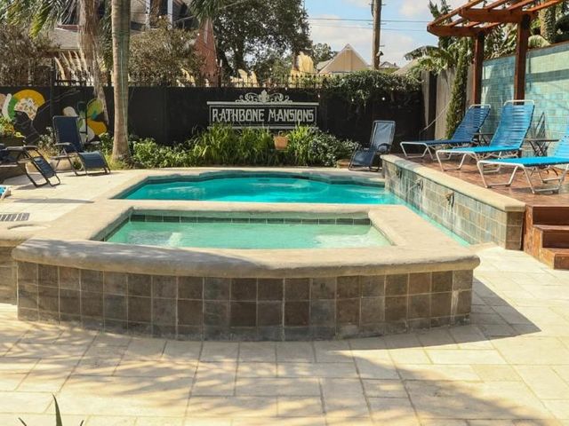 Rathbone Mansions New Orleans — 2.1 km away from New Orleans Jazz and Heritage Festival