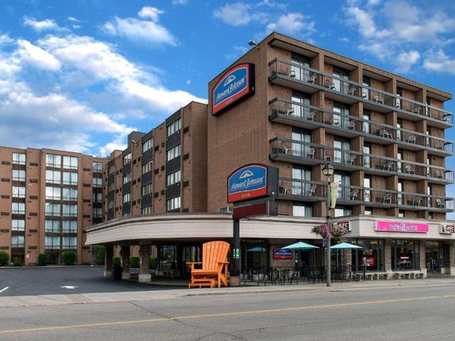 Howard Johnson Plaza by Wyndham by the Falls Niagara Falls — 400 m away from Skylon Tower Niagara Falls