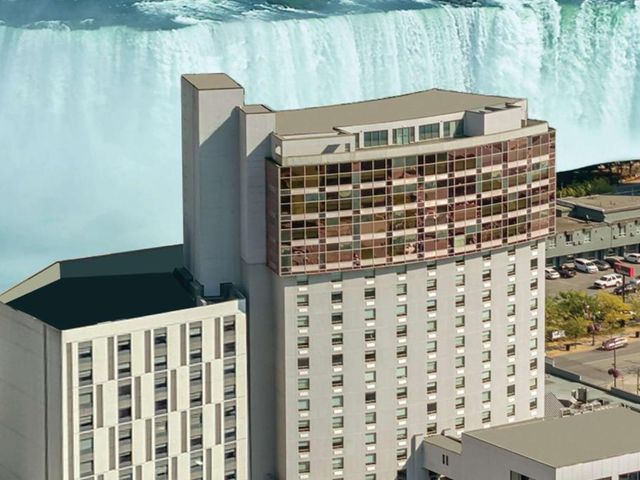 Wyndham Grand Fallsview Hotel — 500 m away from Niagara Falls Horseshoe Falls