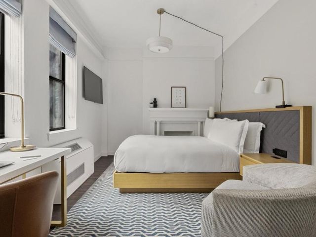 Club Quarters Hotel Times Square - Midtown, New York — 350 m away from Rockefeller Center