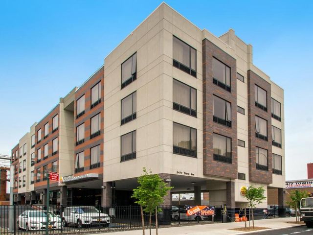Comfort Inn & Suites near Stadium — 2.1 km away from Yankee Stadium