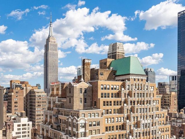 Courtyard by Marriott Times Square West — 150 m away from the Garment District