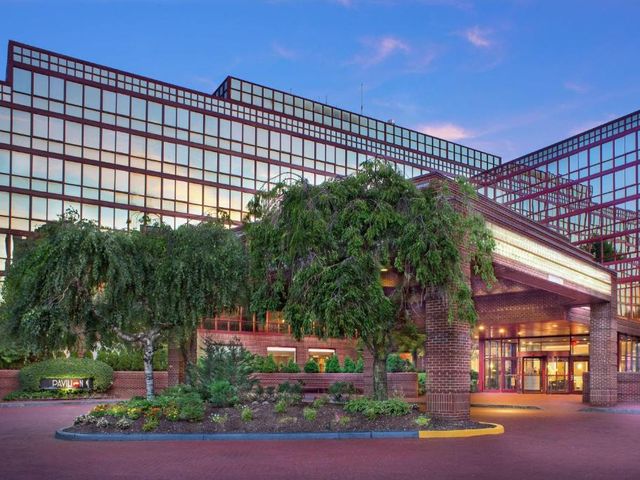 DoubleTree by Hilton New York-LaGuardia — 900 m from the airport