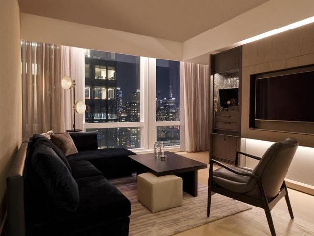 Equinox Hotel New York — 800 m away from The High Line