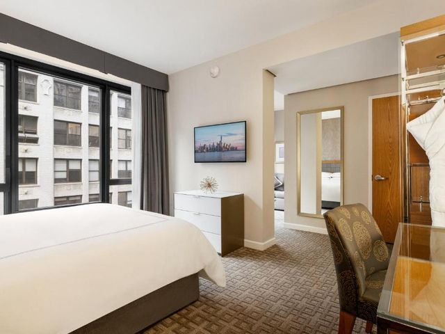 Executive Hotel Le Soleil New York — 200 m away from Empire State Building