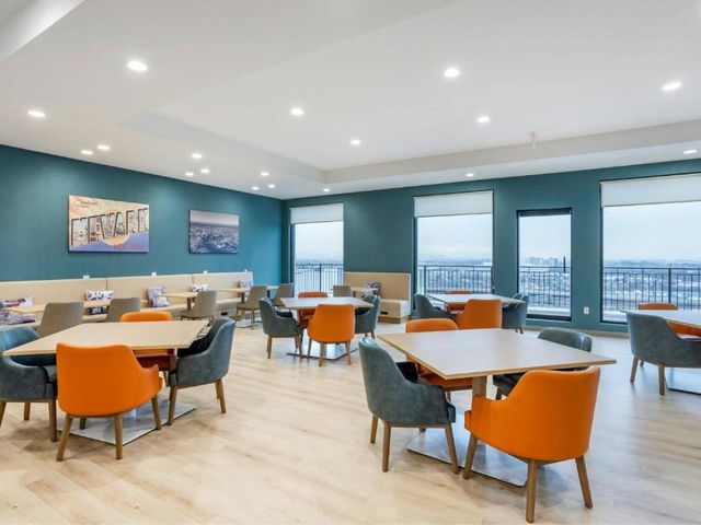 Four Points by Sheraton Newark Airport — 300 m away from Prudential Center