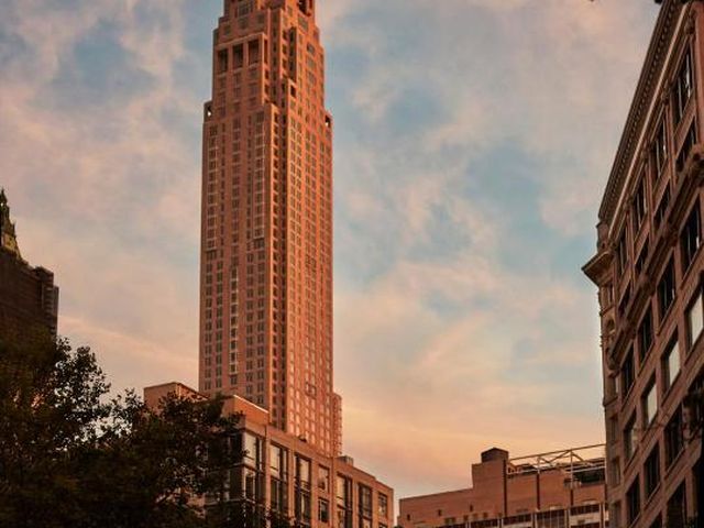 Four Seasons Hotel New York Downtown — 300 m away from Brooklyn Bridge
