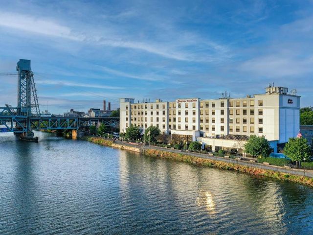 Hampton Inn & Suites Newark-Harrison-Riverwalk — 1.7 km away from Prudential Center