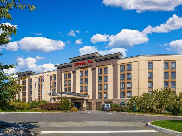 Hampton Inn Carlstadt At The Meadowlands — 900 m away from MetLife Stadium